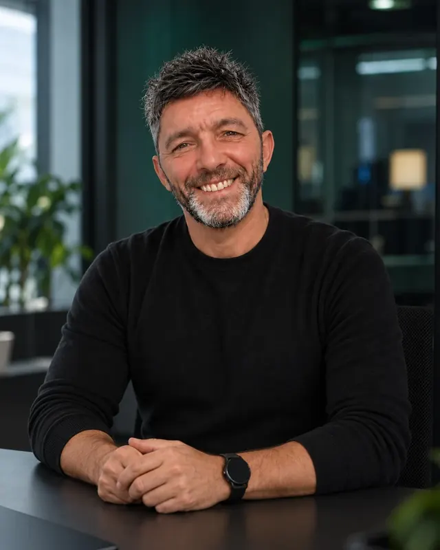 Luis Henrique Caturna, diretor regional da Draivv em Portugal, sentado à mesa do escritório.